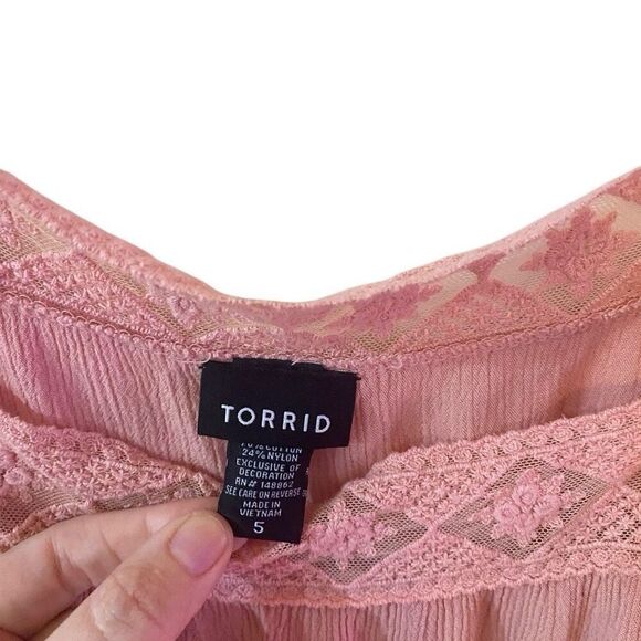 Torrid size 5 =5XL pink shirt sleeve laced gathered bottom - Picture 5 of 5